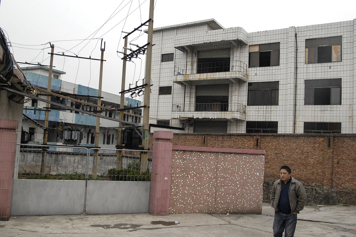 安居区中兴镇高楼房村新村新建村办工室情况帮我用200字详细描述