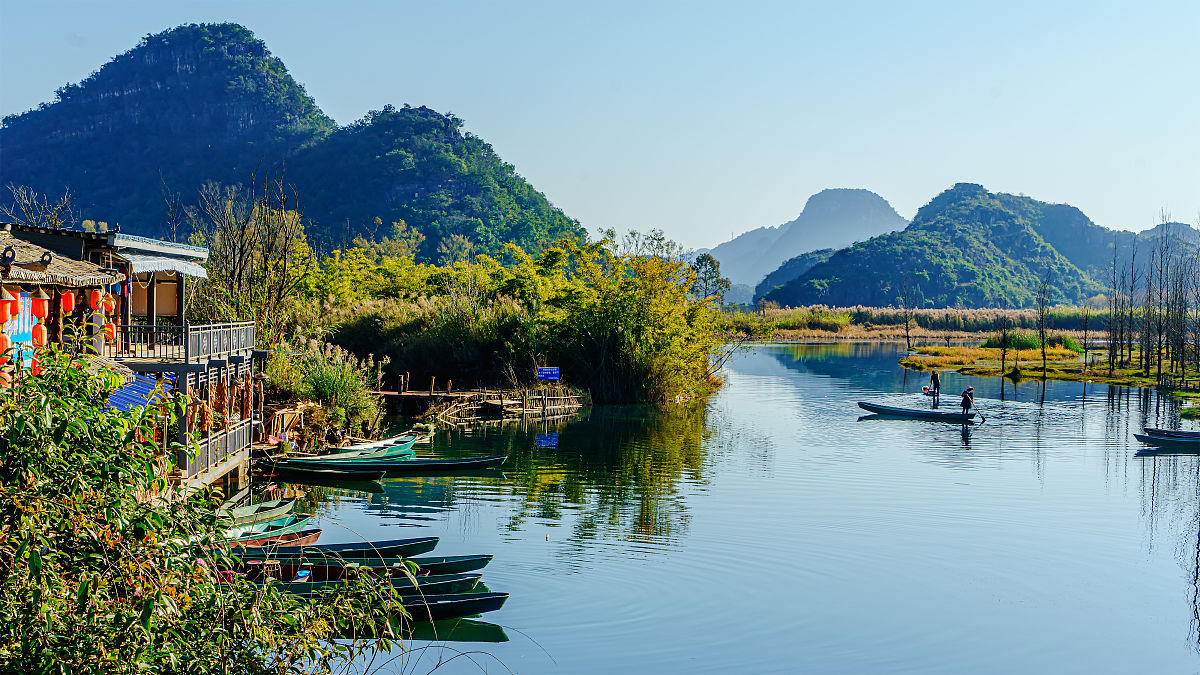 一家三口挑战十万块一年环游大半个中国今天是我们旅行的第67天我们来到了三生三世十里桃花拍摄地丘北县普者黑景区 仙人洞景区 骑水牛的人 猴子妈妈背着小猴子 百年古桥 我们骑着电动车 新买的锅回来吃个烤肉 麦田 野花 小奶昔指着天空对妈妈说好漂亮 今天住在三生三世十里桃花 米线 凉粉 卷粉 冰糕 麻椒鸡 烤鸭 当地的集市 桃花酒 特色腊肉时间越久的越贵 小鱼干 河虾干 特色大口锅莲菜炖肉 风 树叶