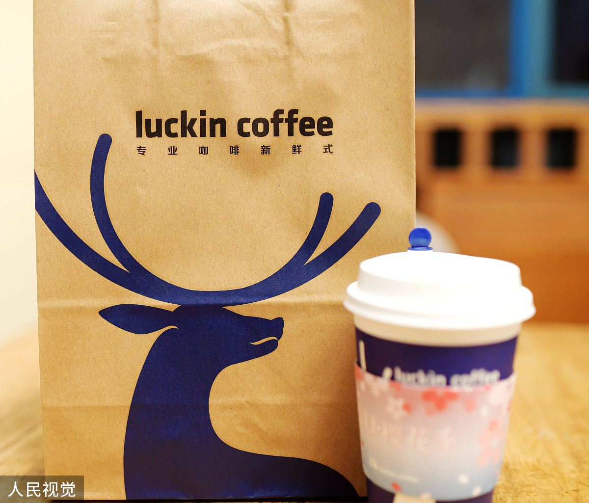 酱香拿铁】茅台和瑞幸正式联名合作了今日正式推出酱香拿铁。根据官方资料酱香拿铁将使用白酒风味厚奶含53度贵州茅台酒总酒精度低于05度未成年人、孕妇、驾驶人员、酒精过敏者不建议饮用。有网友第一时间发表了自己的品尝感受：有液体酒心巧克力的感觉确实有股酱香味。这款联名酱香咖啡被网友戏称人生中的第一杯茅台原价38元优惠后只需19元不少门店上线不久便已爆单。美酒加咖啡就爱这一杯今天你喝到了没？根据这个话题编写