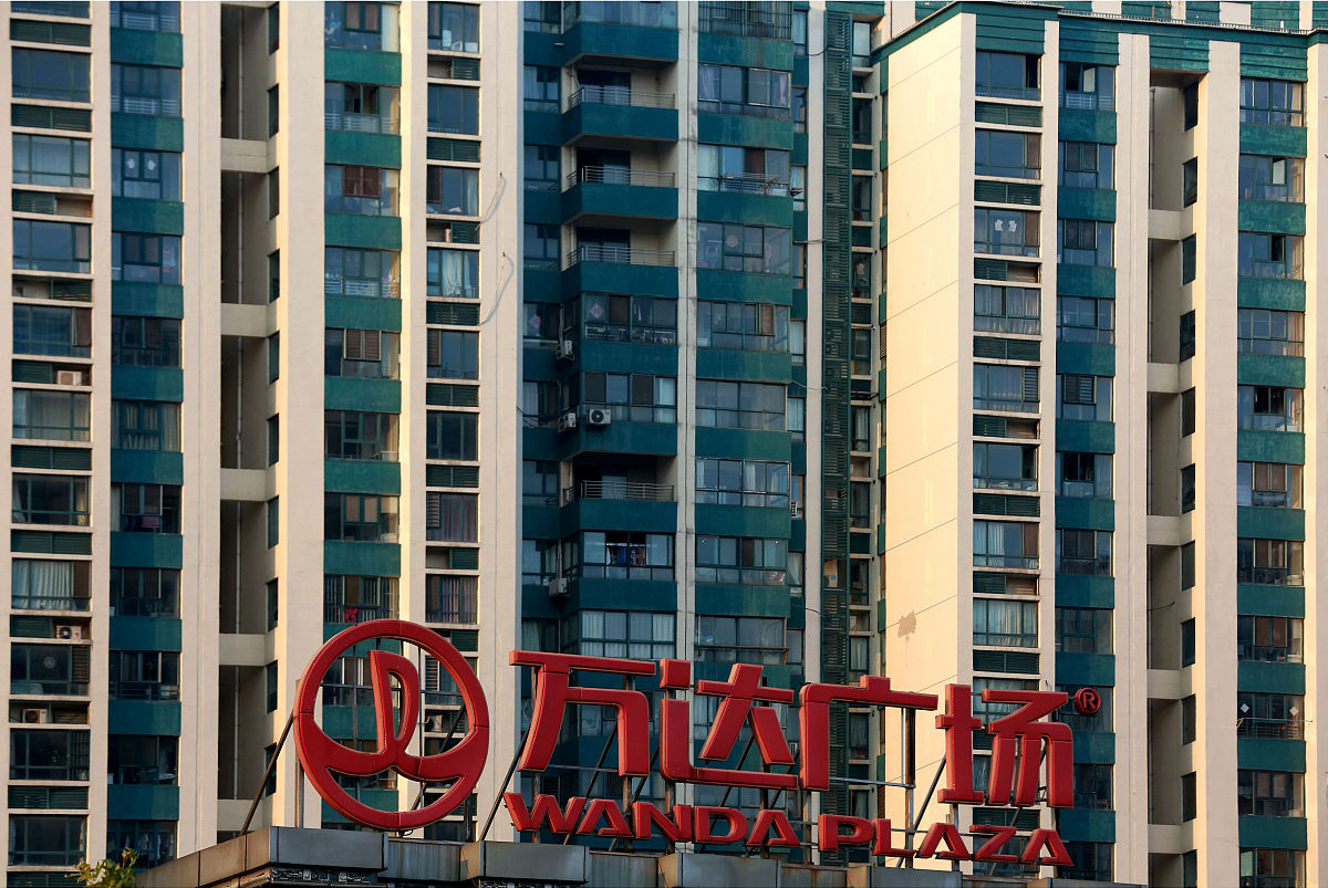 因购房时单位把没有通道的住户和有通道的住户都按统一的1333建筑系数进行销售并获取了售房收入说明没通道的住户花了钱并未买到有通道的面积所以单位有责任通过电梯改造把这部分欠住户的公摊面积还给住户住户不应承担改造费用。 请问住户要求是否合理法律根据是什么？