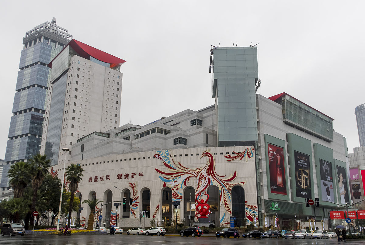2016年12月26日,上海,升级改造后的浦东第一八佰伴昨日老店新开.