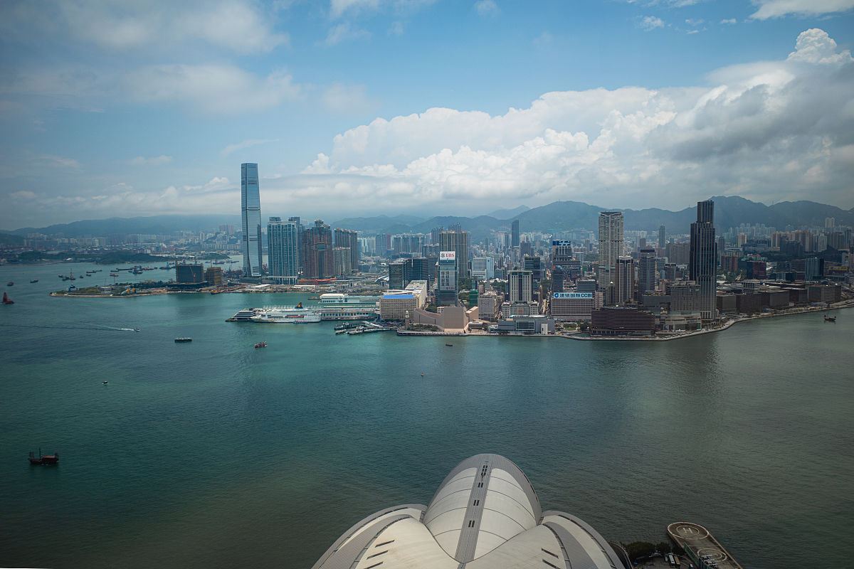 请介绍一下香港各区的人口面积GDP数据按GDP大小排名