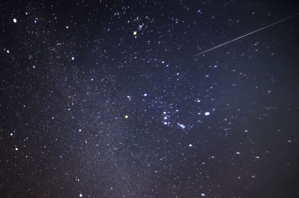 当地时间2020年12月14日,日本静冈县,当地观测到双子座流星雨.13日晚,