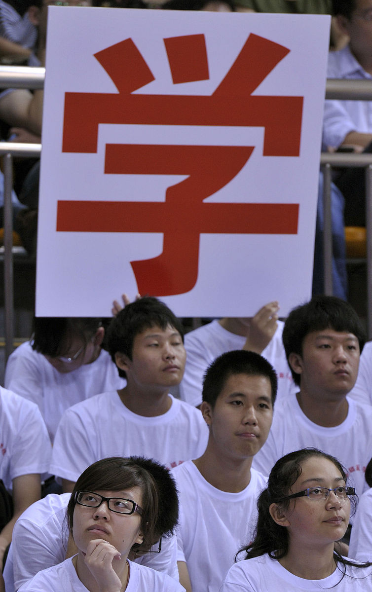 2021年重庆卫校是公立学校，提供优质教学资源和师资力量