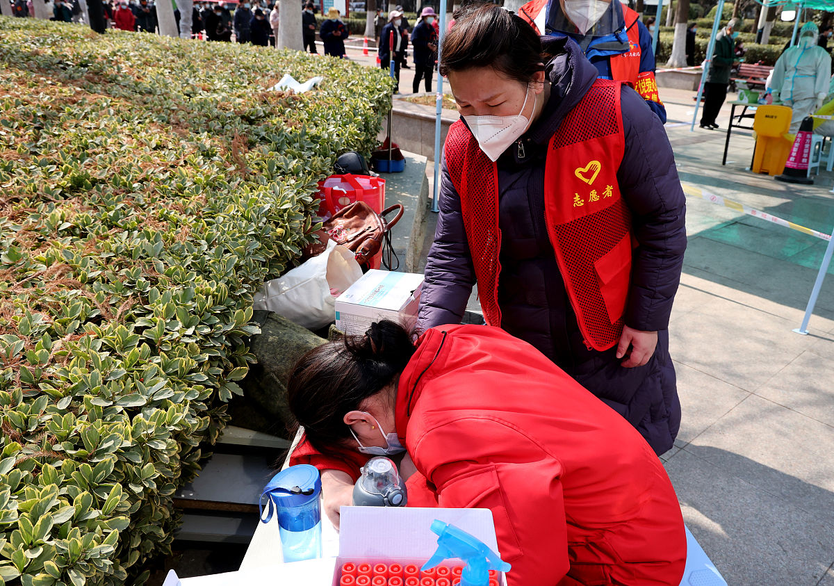 2022年3月8日,江苏省连云港市海州区河滨花园小区,一名劳累过度的女医