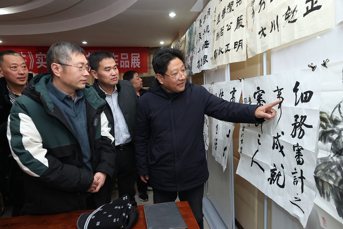2021年12月28日,江苏省徐州市丰县审计局干部职工观赏《审计法》实施