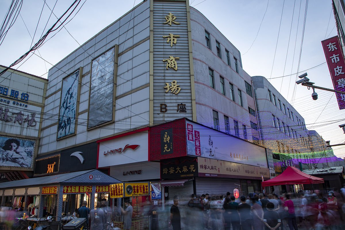 2020年7月1日,吉林省吉林市东市场太原街正在筹建的观光夜市掠影.