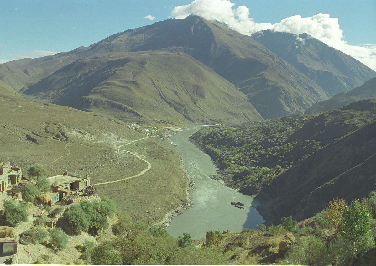 站的建设需要考虑各种因素包括投入和收益、地质和水文条件以n及环境成本。请选择雅鲁藏布江干流上的一个位置并讨论建立一个n那里有水力发电站。1000字