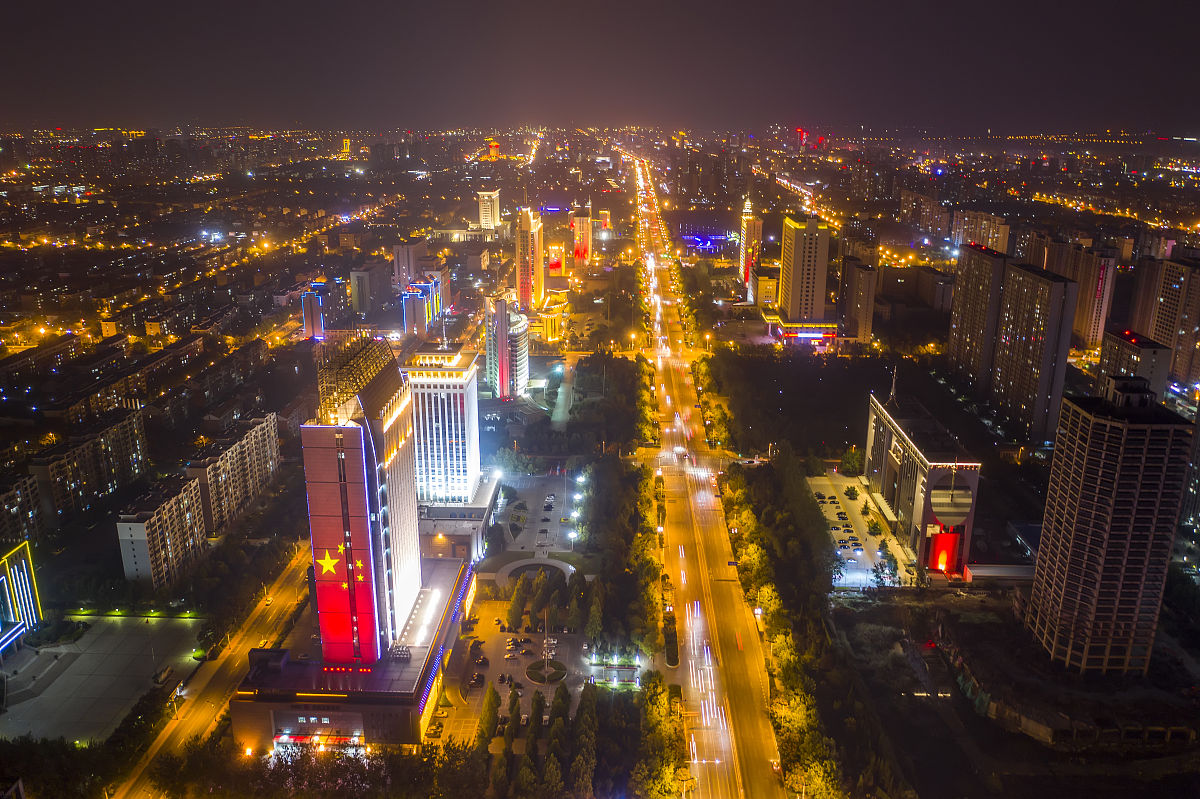 2019年9月28日,山东滨州市黄河五路的主要楼体上用镭射灯投射出五星红