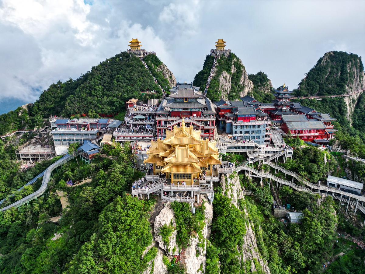 请给论文《洛阳市旅游业发展现状及对策研究》写一个旅游产品不足中的旅游景点缺乏的两千字说明