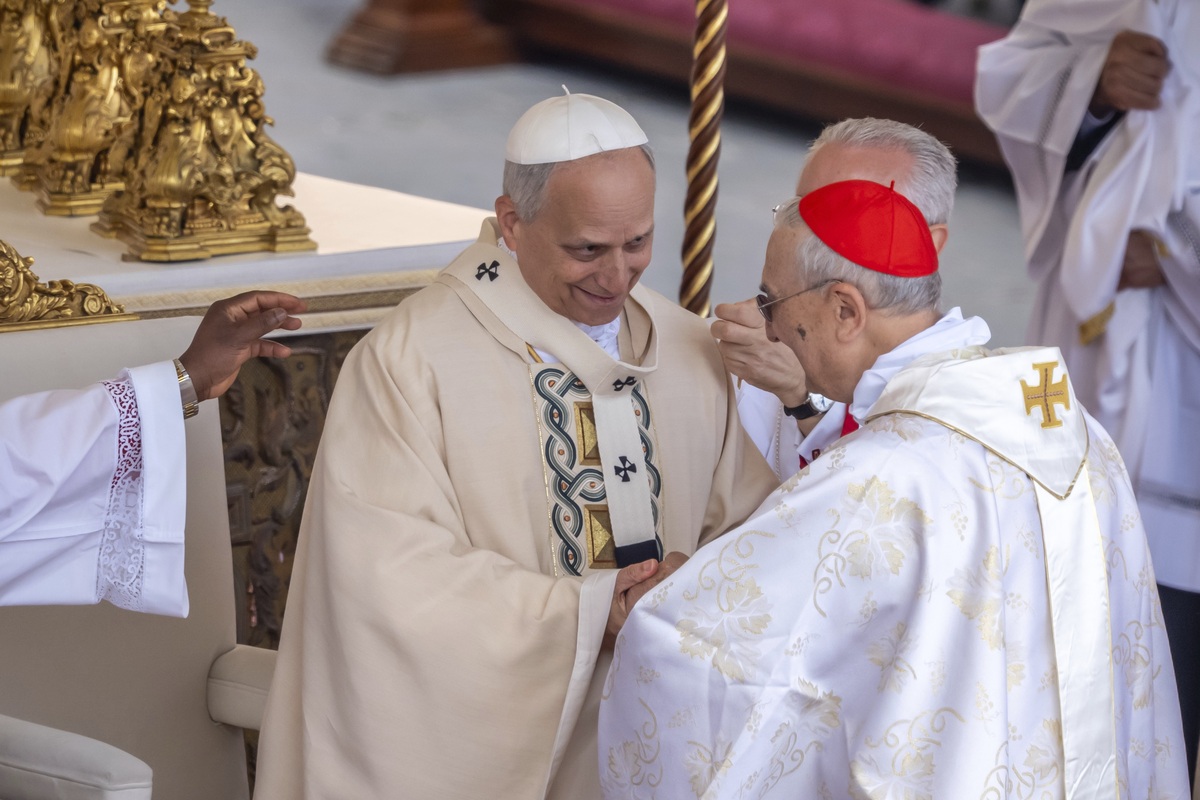 请列举一个手上没有圣徒鲜血的教皇。