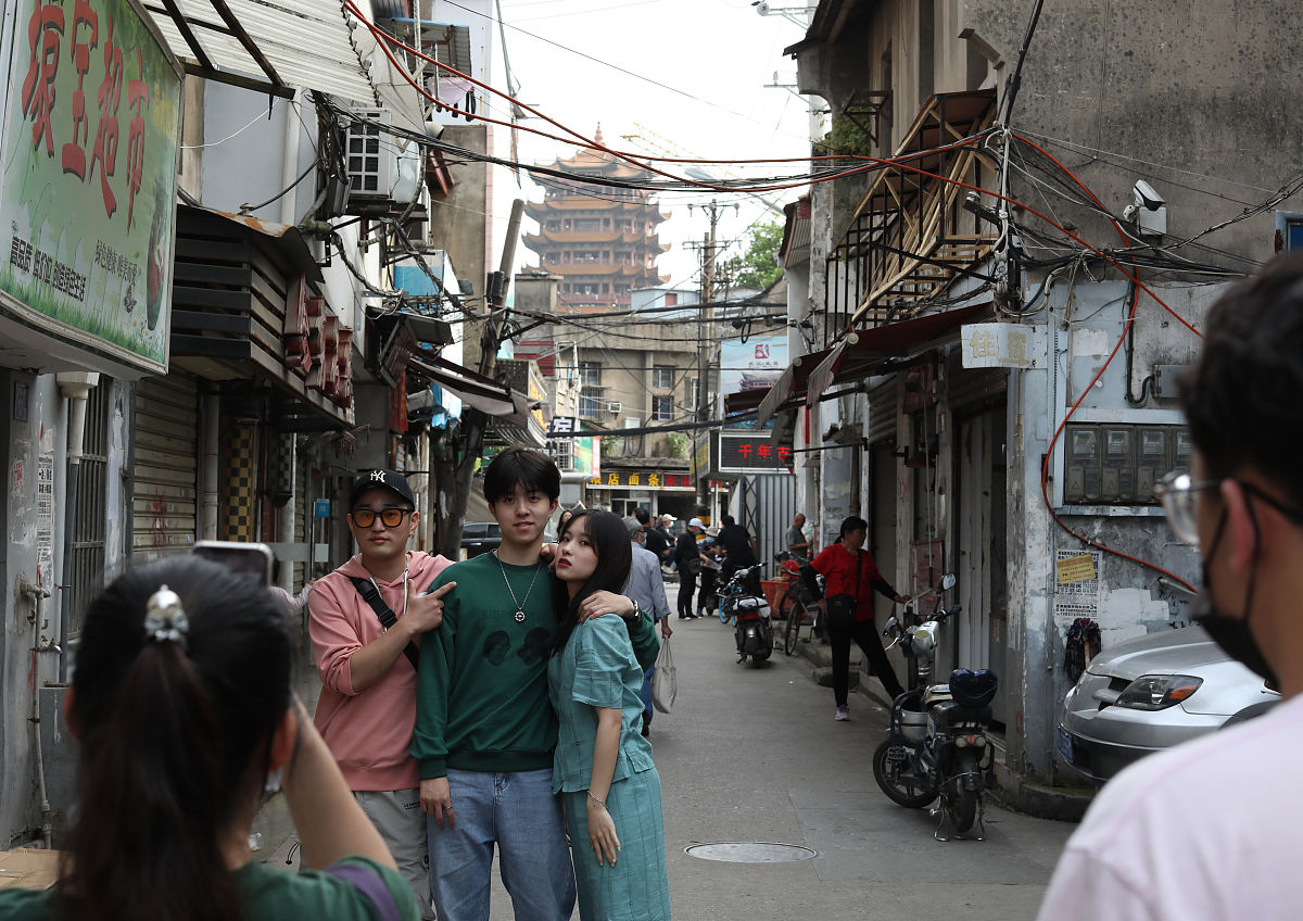 使用旅游博主的口吻写20条关于51旅游攻略的文章生动标题