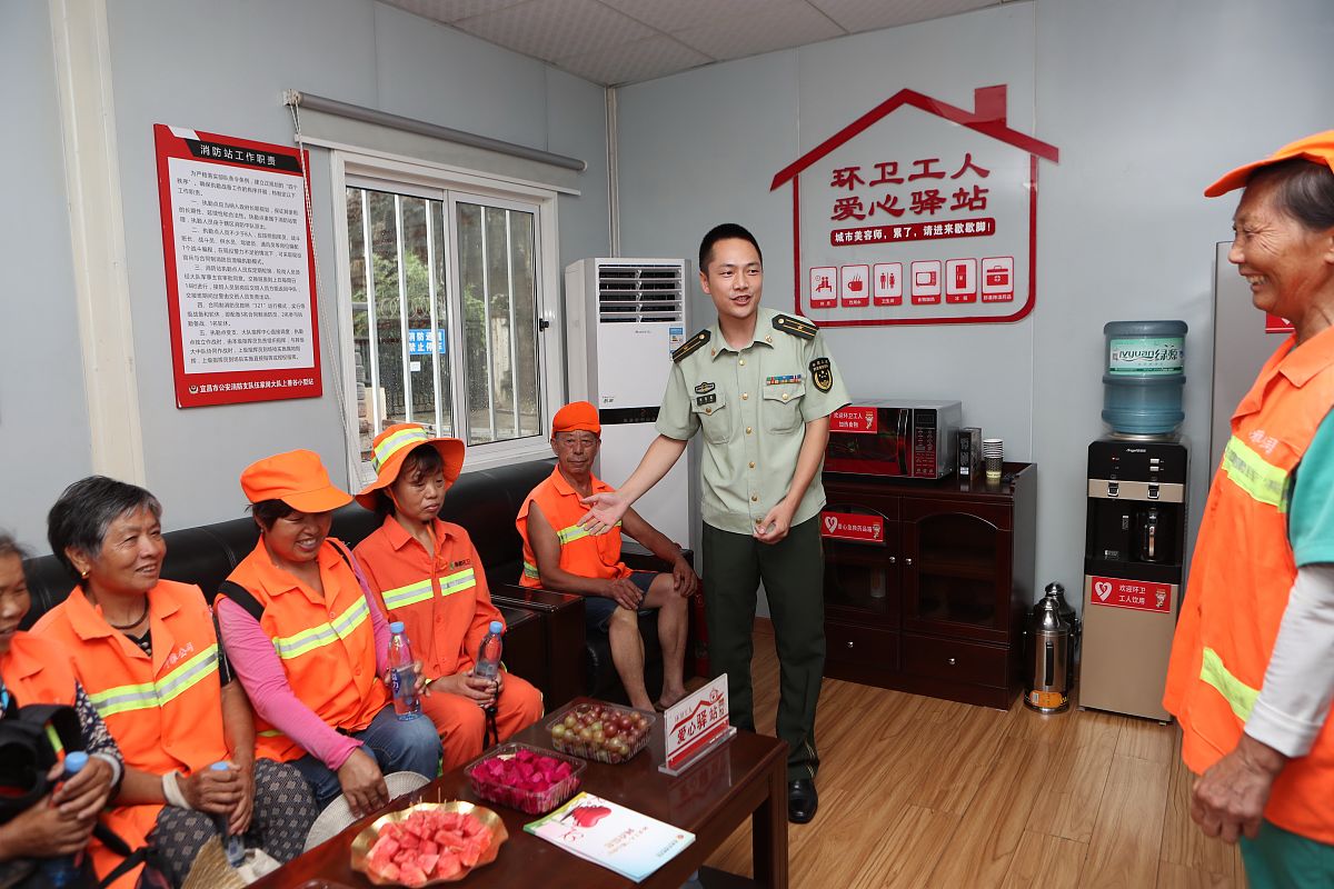 部分基层队站火统录入人员频繁变更导致工作连续性受到影响同时未能妥善完成工作移交传帮带作用不明显工作积极性不高的问题。部分消防站工作人员与大队工作脱节火灾处置完毕后未及时向大队进行报告。对基础业务不熟悉、对错误不纠正、对问题不解决的情况较为普遍。请对上述内容进行修饰。