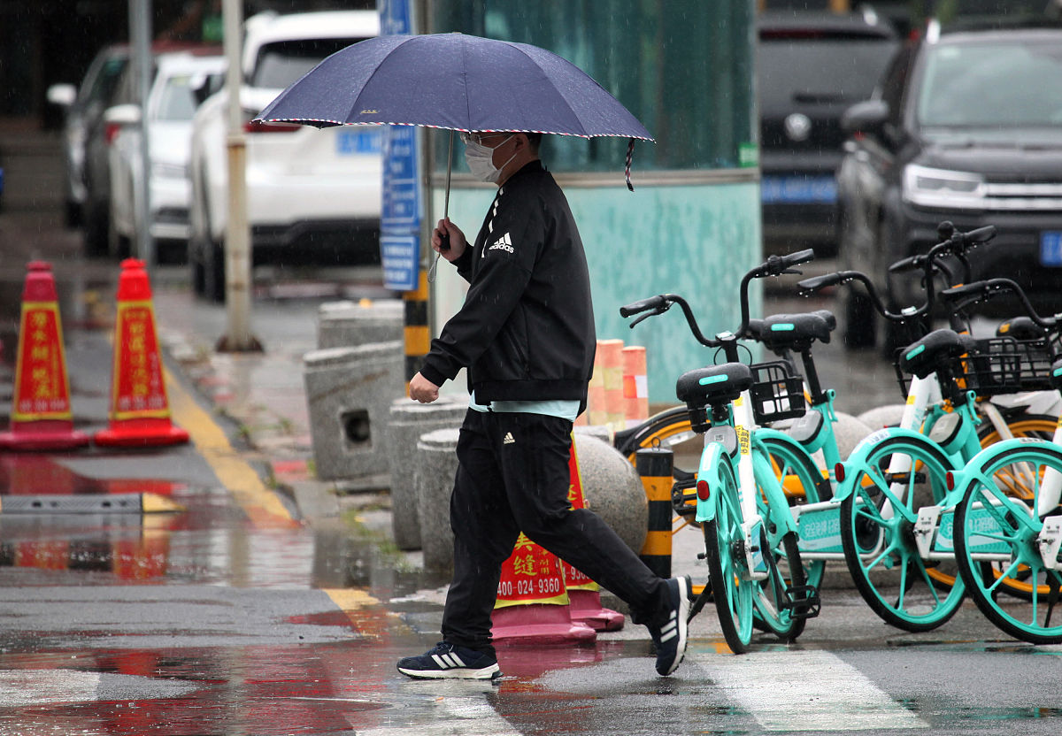 请根据中国湖南省永州市蓝山县的今日实时天气对中小学生进行安全提示不超过100字