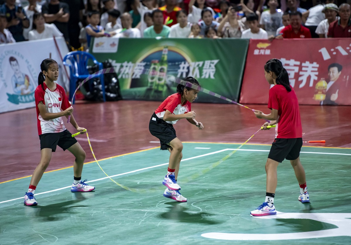 你是一名大学日报社的记者。二零二三年六月十二日上午你所在的学校运动馆举办了一场业余羽毛球比赛你作为组织者参与了比赛全过程该比赛共有四支业余羽毛球运动爱好者队伍参加每只队伍由六名包括若干男性和若干女性的业余羽毛球运动爱好者组成队伍名称分别为A队、B队、C队、D队。比赛分为上下两个半场。上半场比赛时首先以抽签的方式选出每队的队员然后每队内部人员进行淘汰赛最终四支队伍分别选出各队的小队冠军。下半场比赛时