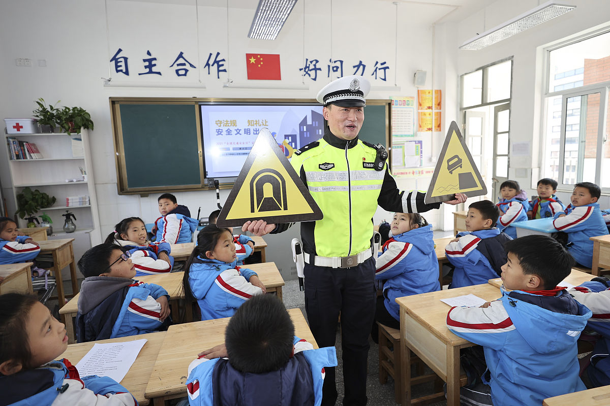 你是一名交警部门编辑现在交警继续了一次进校园宣讲交通安全活动请你以此写一个简短的介绍