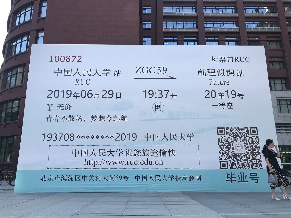 需要为孩子小学五年级毕业录制一段爸爸妈妈祝福的视频视频时间不超过三十秒请为视频写出文案妈妈说一句爸爸说一句爸爸妈妈合起来说一句孩子的姓名叫陈彦桥继续引用一两句名言或者诗词继续要告诉孩子不要再长胖了