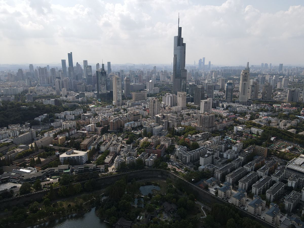 2021年10月24日,南京,地标性建筑紫峰大厦和周边环境风貌清晰可见.