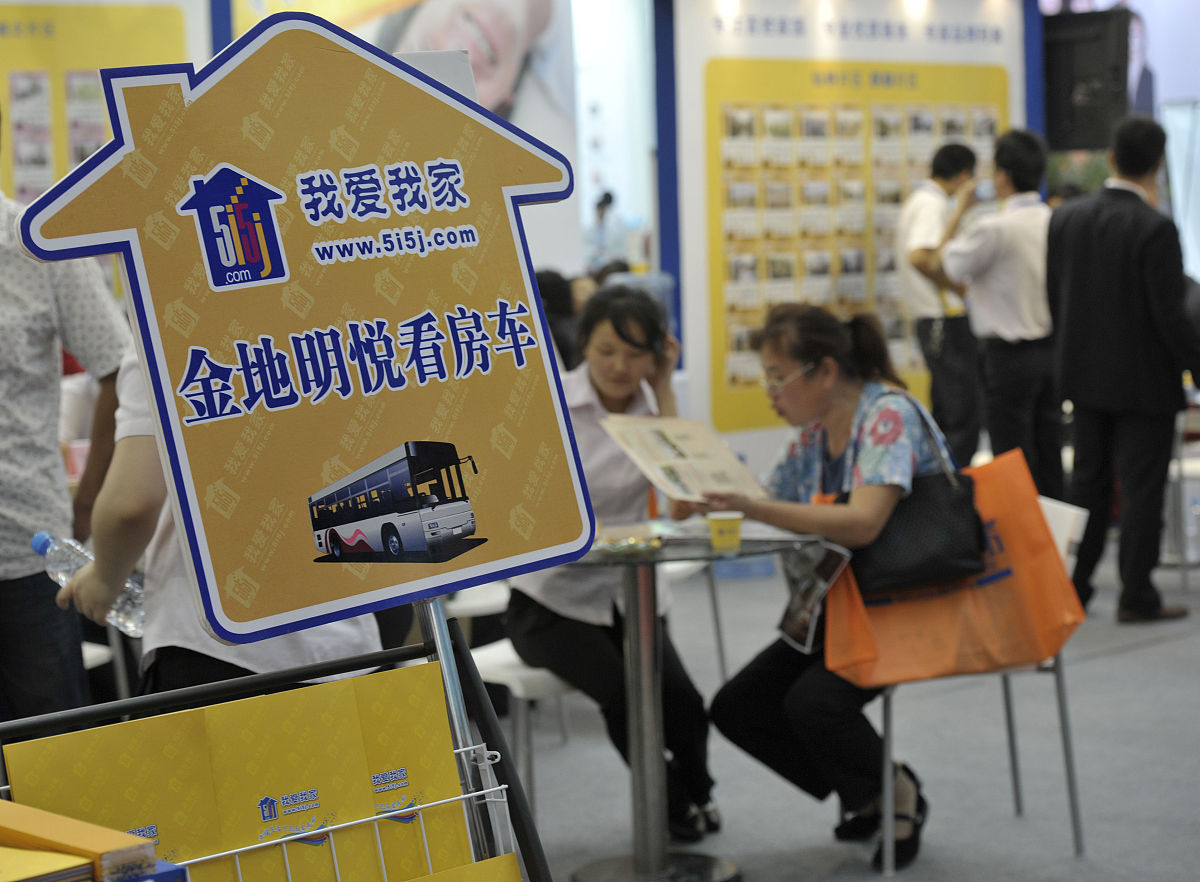 医院为什么折农商银行为么要折学校为什么要折这是厂减轻农民负担吗？农民到两河办事来回车弗3o多元有时候还办不了？帮我用200字详细描述
