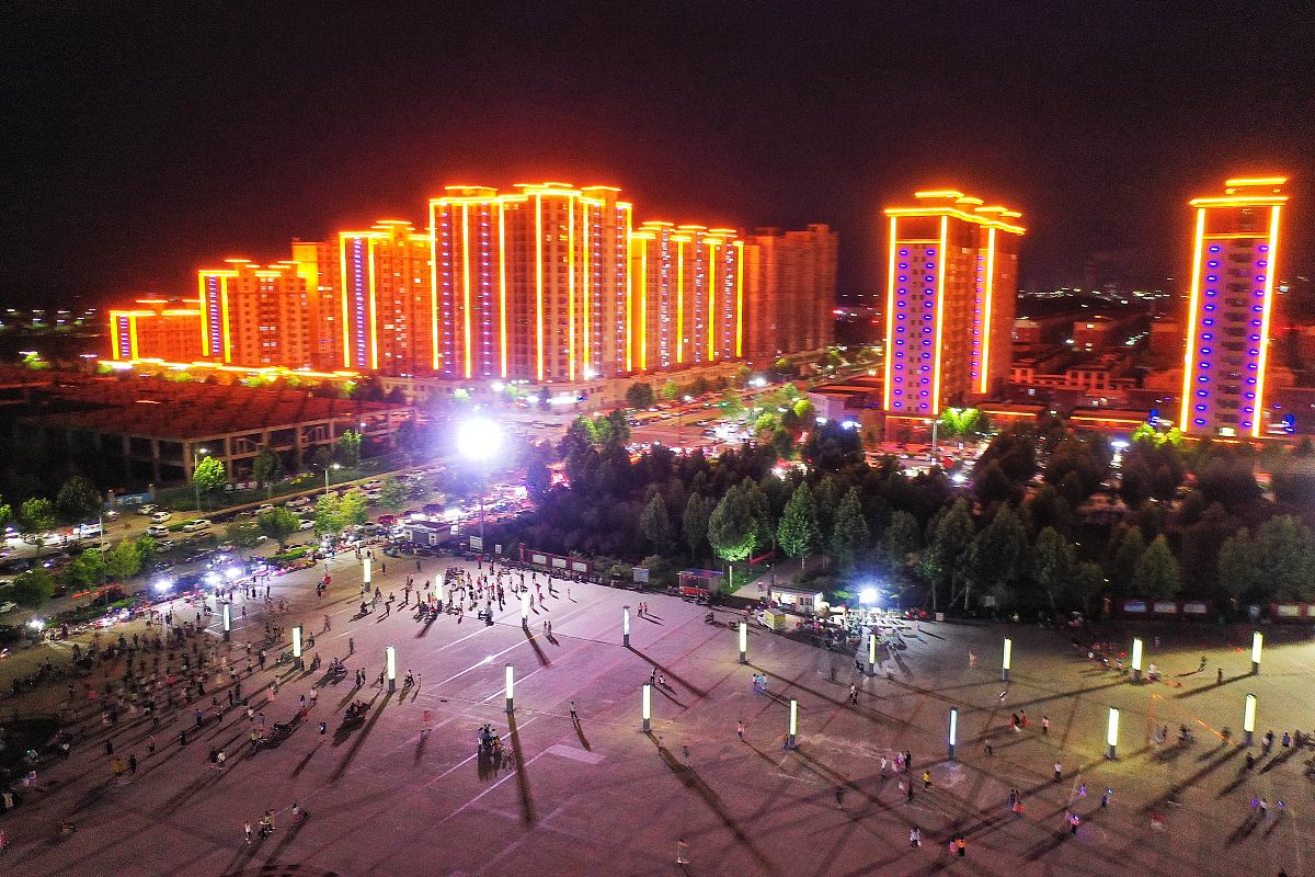 2021年7月22日,山西运城临猗新南城广场上乘凉的市民.