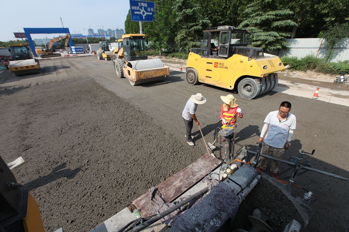 请结合路面水稳和沥青现场摊铺过程不包括拌合和运输列明工人分工、操作要点和安全存在风险不少于2000字
