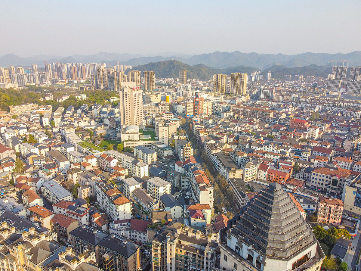 2021年3月25日,杭州市临安区,傍晚时分航拍苕溪水畔.