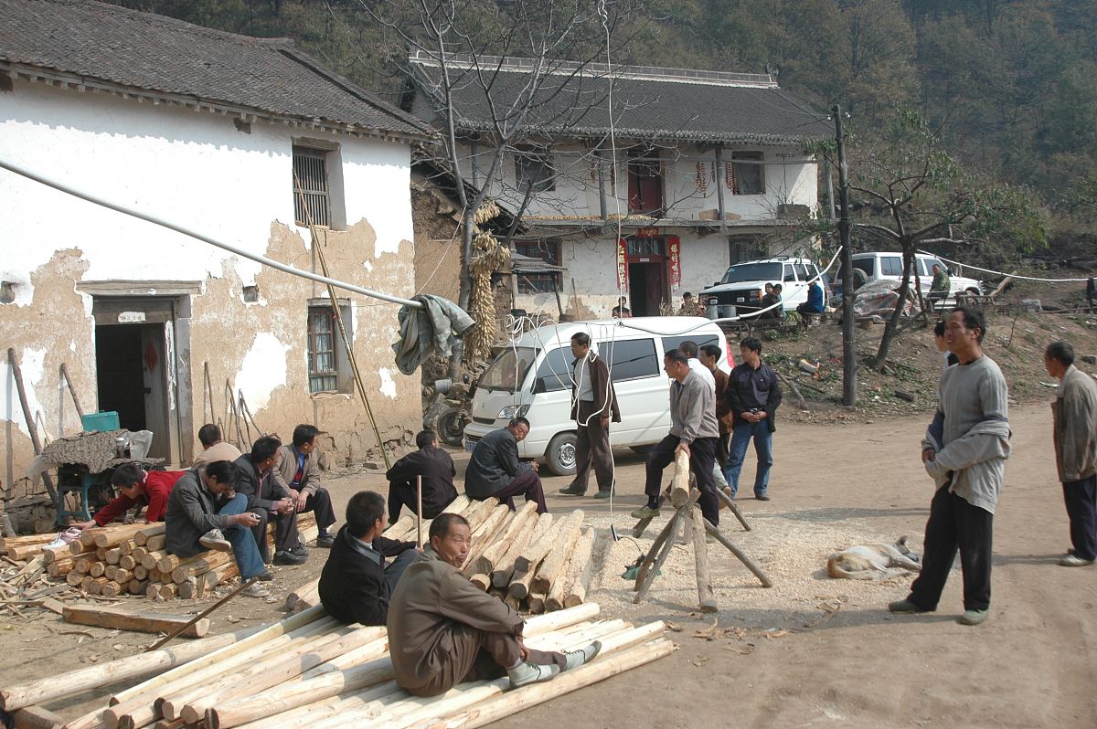 湖北建始花坪村方村低保到没 官方说6月30日前发放完毕帮我用200字详细描述