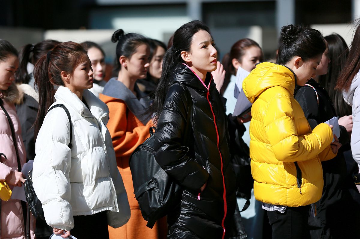 2016年2月23日讯,北京电影学院艺考复试第一天美女云集,颜值爆表秒杀