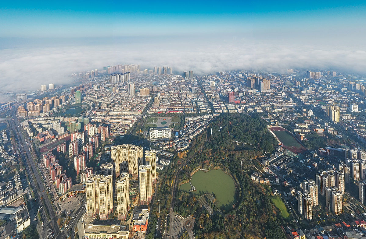 2021年11月30日,湖北宜都,平流雾弥漫,从高空俯瞰,城市犹如仙境一般.