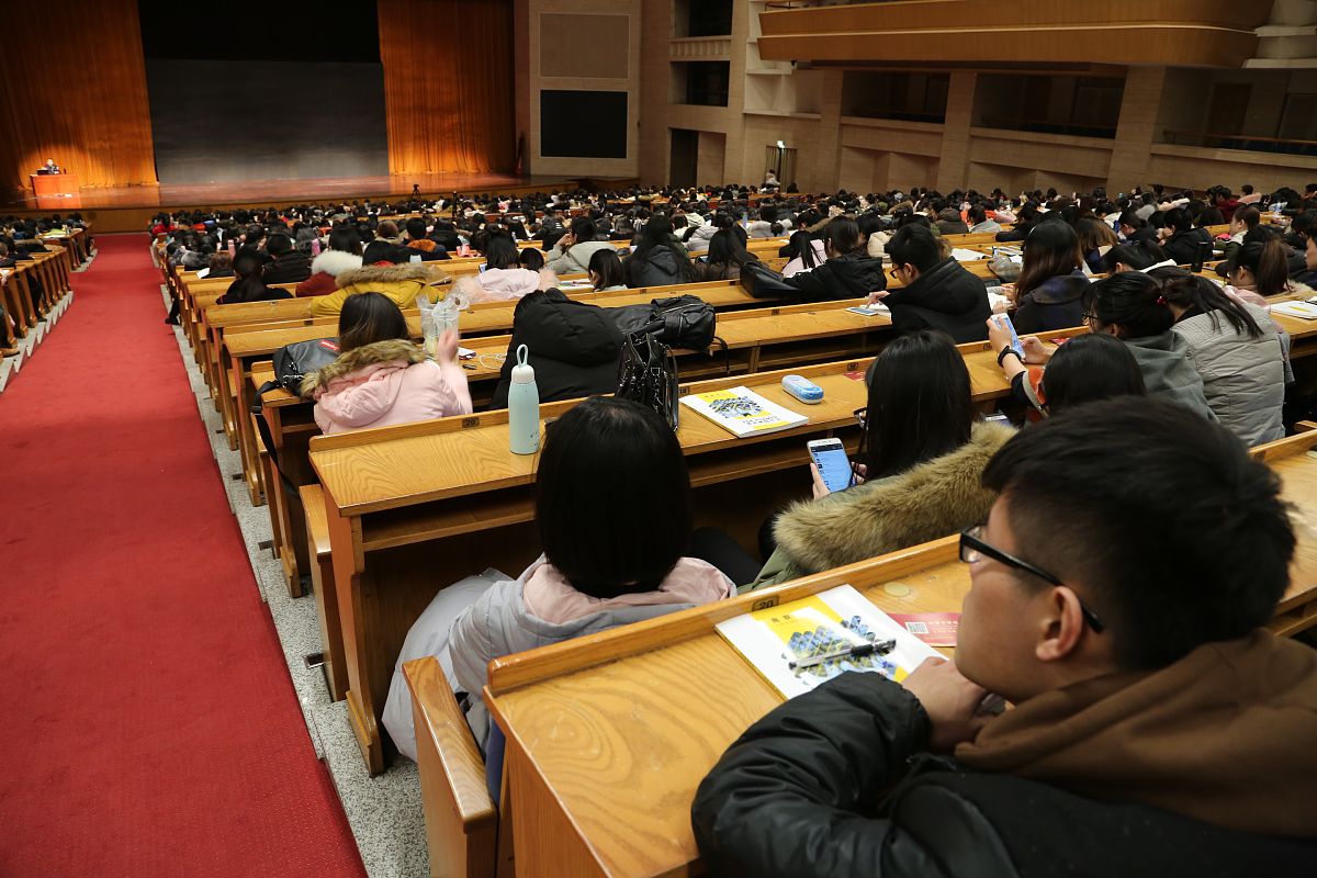 《形势与政策》在大学课堂中的重要性——以河南信息统计职业学院学生视角为例