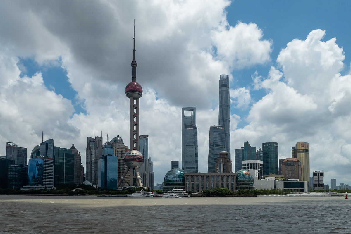 2021年7月23日,上海外滩"黄浦公园"水文站,黄浦江中的水尺显示实时的