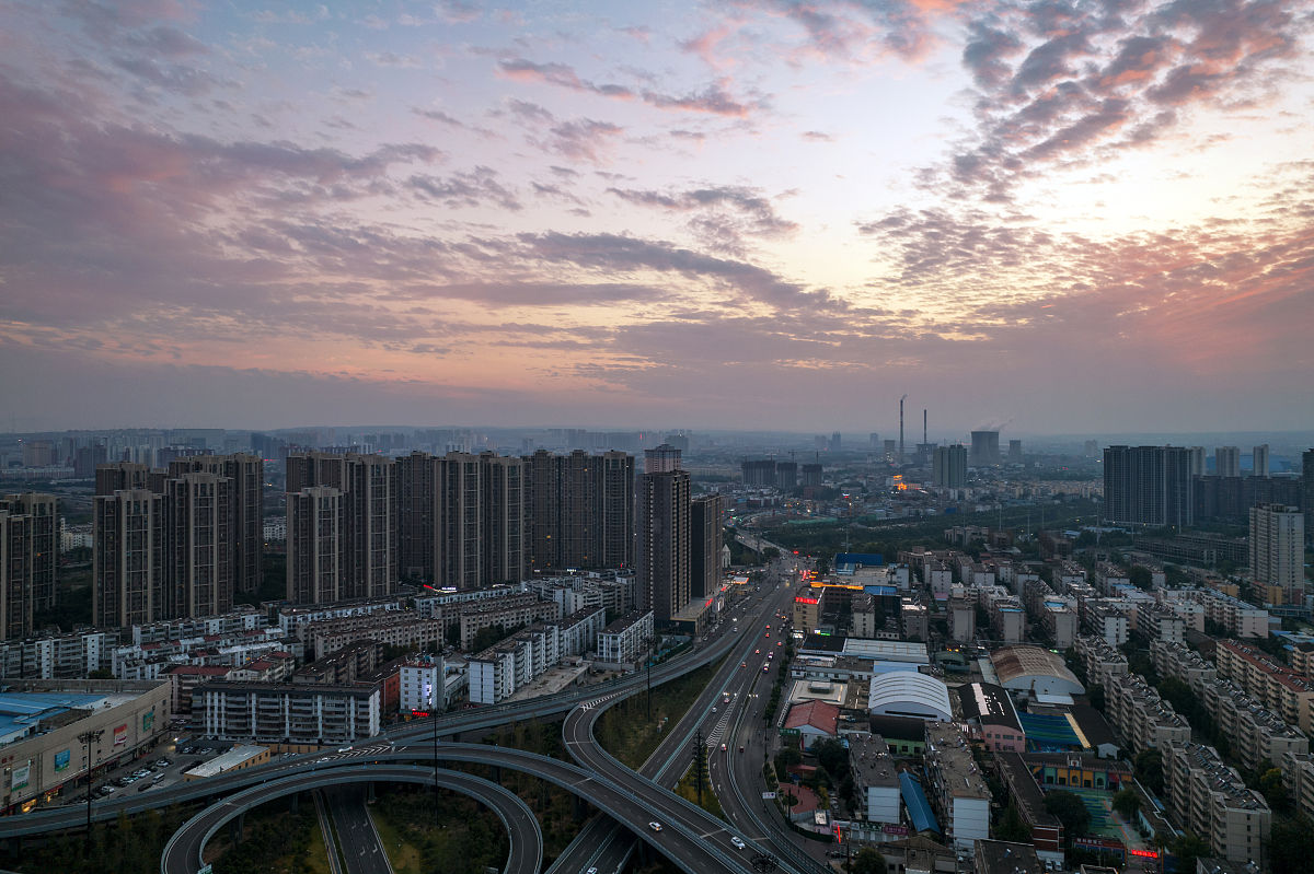 2021年8月10日,河南洛阳傍晚现晚霞,构成了一道美丽的风景线.