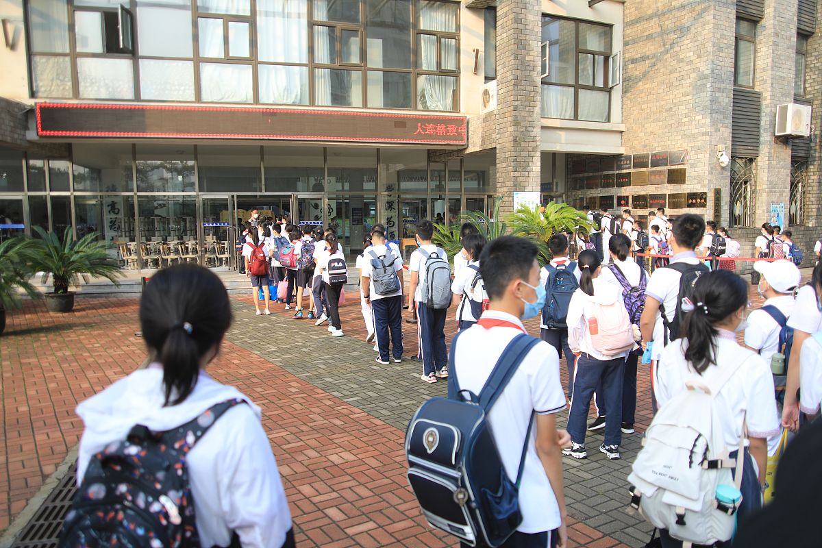 2020年9月1日,大连格致中学迎来开学,学生排队测温后进教学楼.