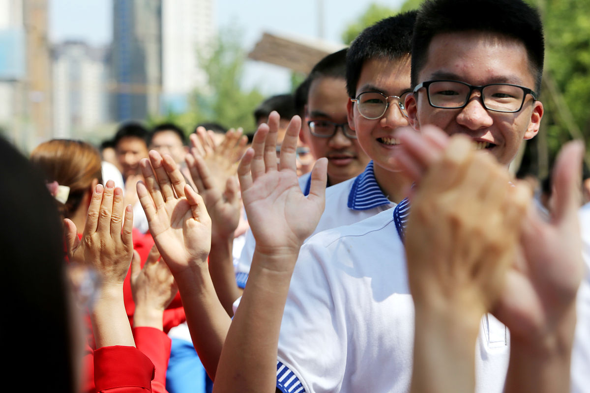 成都卫生专业学校报名方式简单吗？
