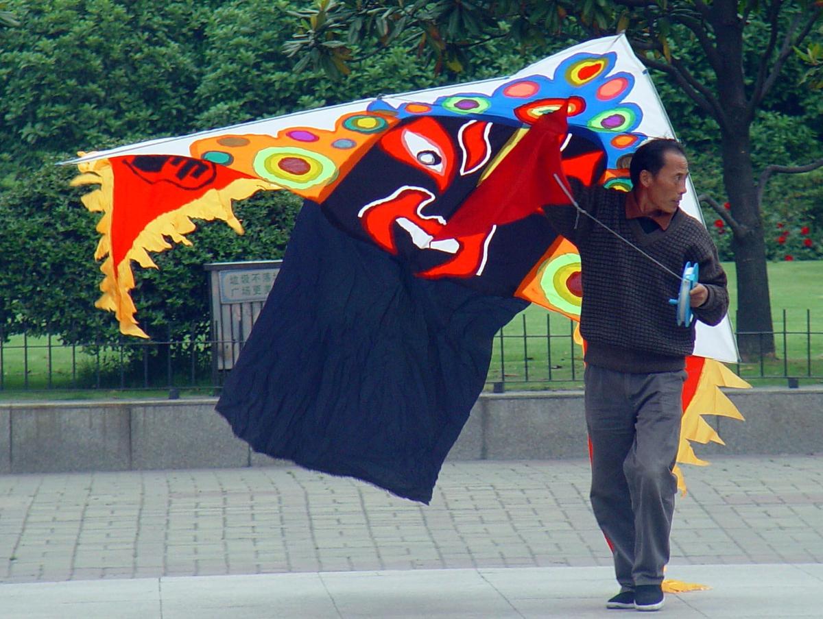 上海人民广场,一位老年市民准备放飞颇具中国特色的.,
