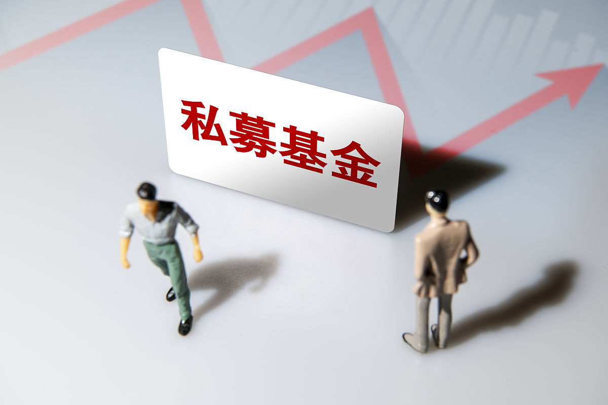 我想在中国境内成立一家私募证券投资基金现在想为这个基金取一个名字名字需要符合以下要求：1由两个汉字组成；2可以寓意深远；2基金名字没有生僻字；3总笔画少于26字；4包含远字。给你几个已有的私募基金名字做参考：泉果基金、睿郡基金、兴聚基金、君实资本。刚才的知行基金、瑞泽基金不错可以再给我10个备选的基金名字吗并写出含义及出处？可以参考《诗经》、《易经》、《楚辞》等古籍。