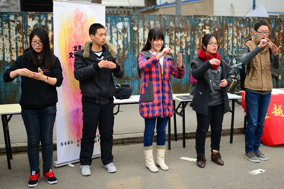 帮我写一份模拟政协以大学生如何开展社会调研为主题的线下老师指导授课的活动的主持稿