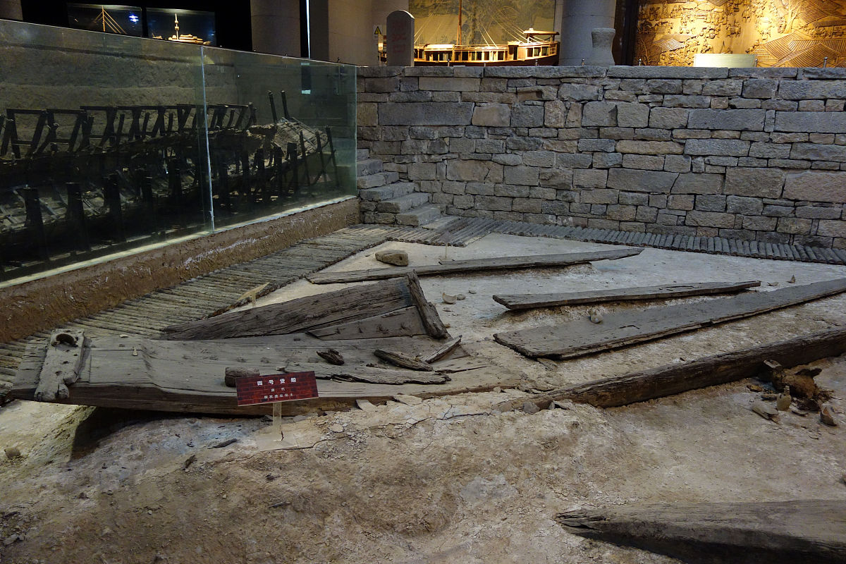 2、商业街船棺墓葬群位于5 分A．现在的成都城区中心B．现新都区C．现郫都区D．新津宝墩遗址3、成都商业街船棺墓葬群出土有船棺和独木棺共17具最大的船棺长188米宽17米。5 分正确错误4、1980年考古工作者在新都马家发掘一处约当战国早期的大型木椁墓。5 分正确错误9、通高65厘米宽138厘米眼球极度夸张呈圆柱状往前凸出达16厘米的巨型青铜纵目面具出土于被誉为二十一世纪中国首项重大考古发现的金沙