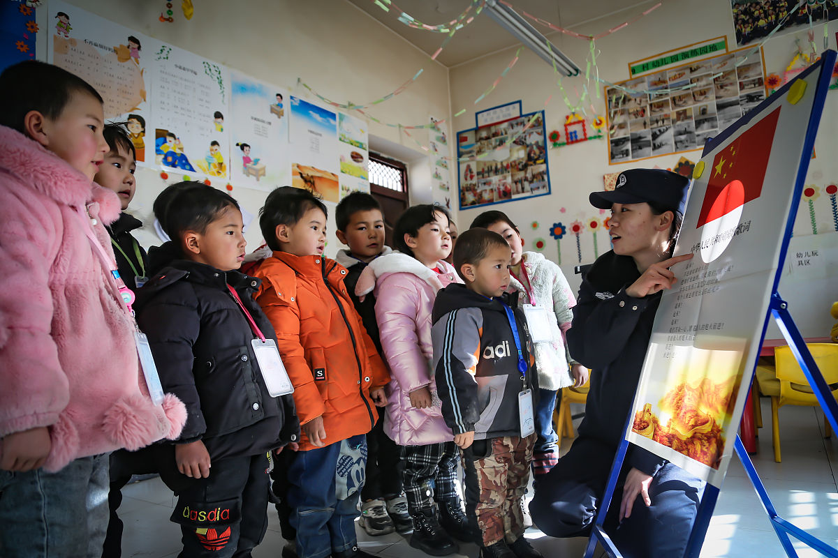 实验室安全教育网络课程个人心得和体会实验室安全关系到每个人的人身安全良好的安全意识对预防实验室安全事故具有重要的意义培养大家的主动学习知识以及注意安全行为。实验室作为一个特殊的行业产生的不安全安全因素主要有不安全的环境和不安全的行为其中实验室的安全包括防火、防爆、防毒、防腐蚀、保证压力容器和气瓶的安全、电气安全和防止环境污染等方面。加强以上方面的管理创造安全、良好的实验室工作环境是每个实验室工作者