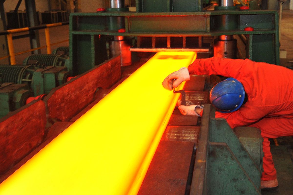 精简以下内容：高强度硫氧镁板利用湿料法辊压成型工艺成型在严格把控的温湿度条件下经过10天养护成板。硫氧镁板兼有有机板材的各项性能的同时具有燃烧性能A1级安全环保耐水防潮防虫防害保温隔热隔音降噪易加工握钉力强等优越特性。