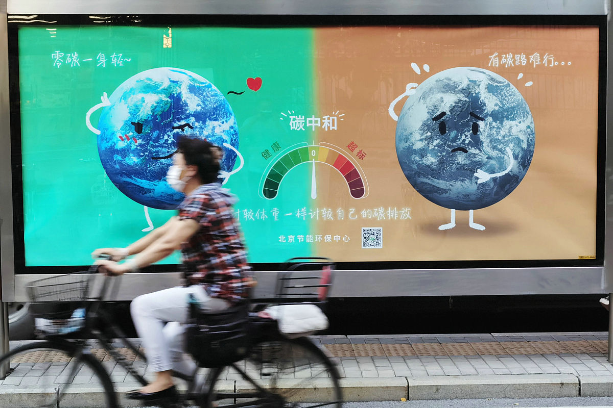 这个环节是今天课程的重点学生将分组进行讨论和实践设计自己的广告文字。我会提供一些广告主题学生需要根据这些主题运用所学的知识设计出吸引人的广告文字。在这个过程中我会提供指导和帮助确保学生能够正确地应用所学的知识。同时教师也会讨论广告设计的社会责任如何在设计广告时考虑到社会责任和道德底线。丰富