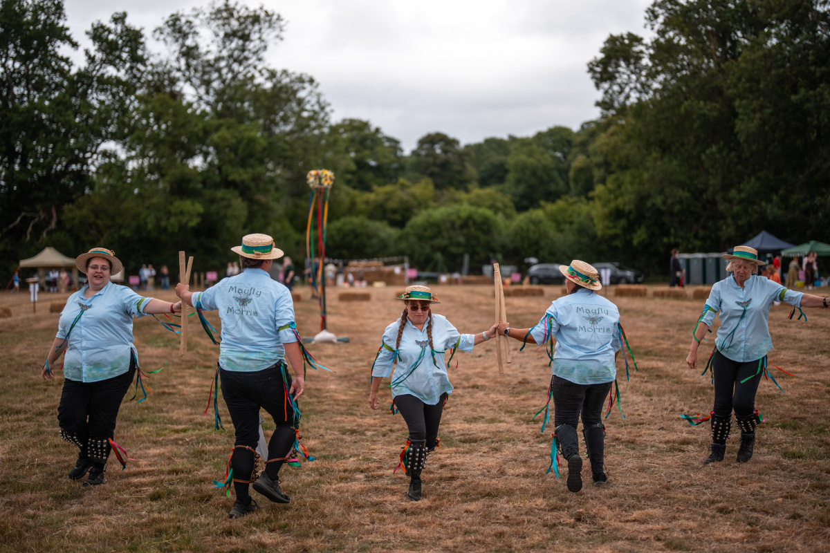 帮我想一个周末去山里的团建活动要详细点