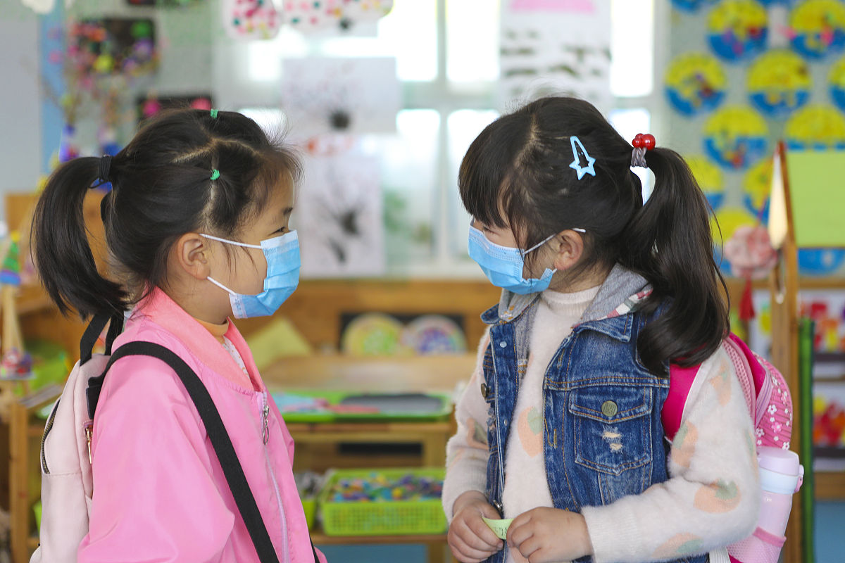 写一下幼儿园大班《文明小乘客》主题活动设计思路和理念至少1000字