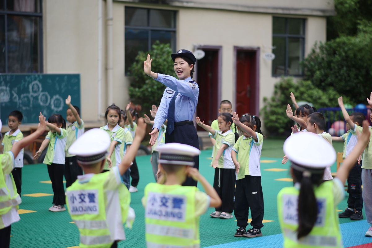 学校春游请交警队协助的函怎么写 用250字帮我描述