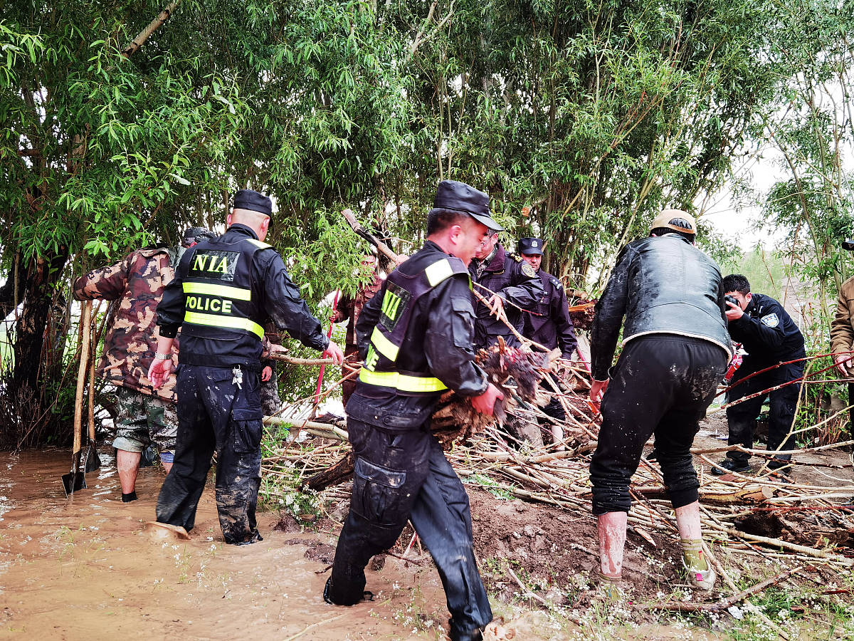 把这段话修改通顺7月13日街道办事处主任袁孝东、街道办事处副主任周正渝先后前往溪山美郡恒大人工湖、白沙岗水库、冒水湖水库等地检查防汛工作随后前往三界社区森林防火检查点检查森林防火工作。