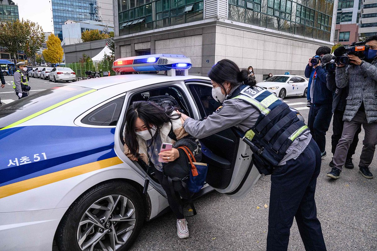当地时间2021年11月18日,韩国首尔,考生乘坐警车抵达考场参加考试.a s