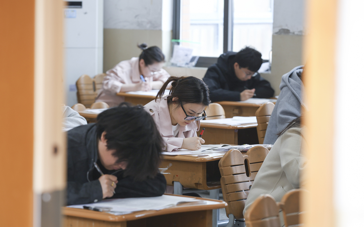 2026年4月18日,江苏淮安,参加事业单位招聘人员考试的
