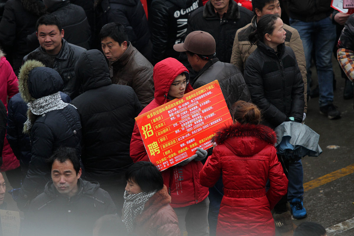   2014年2月19日,众多举着招工牌子的家纺企业招工人员聚集在江苏南通