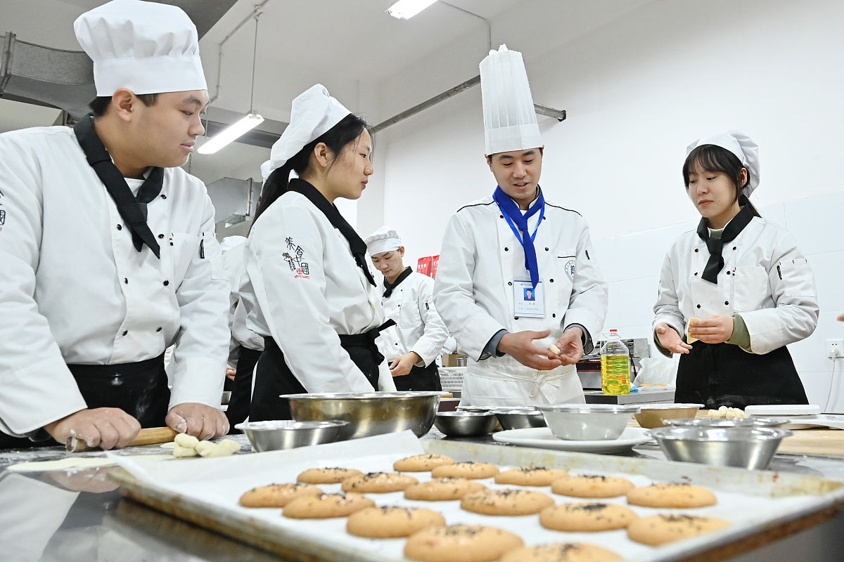 重庆商务高级技工学校烘焙专业怎么样？课程内容深度解析