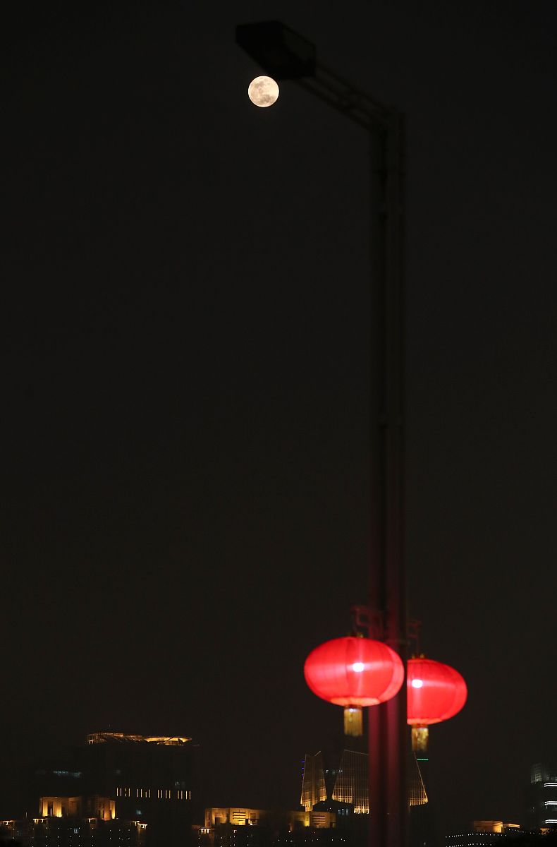 2019年2月19日晚,七点多,郑州市郑东新区东西运河一座桥上拍到的"超级